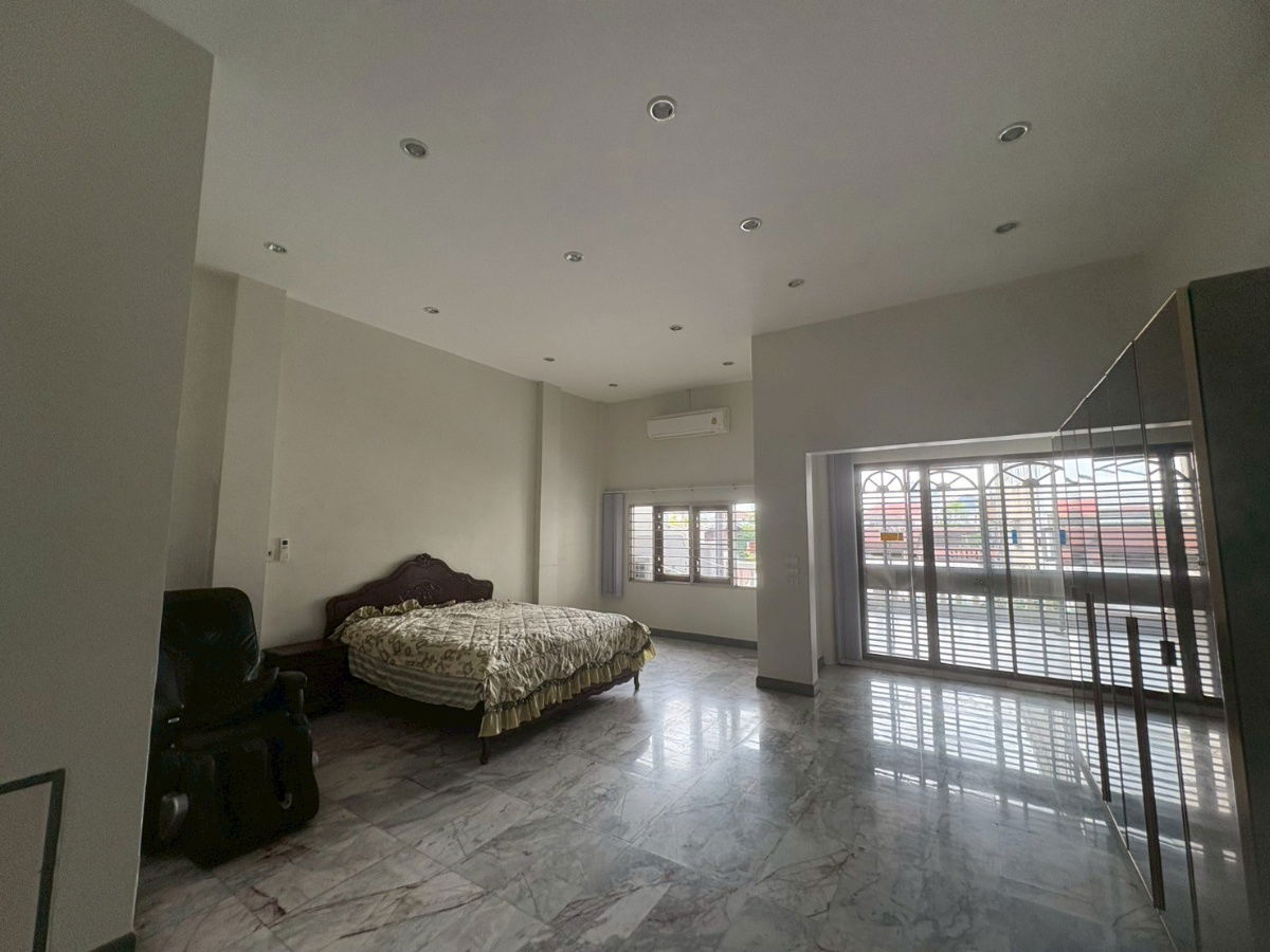 picture 4-story corner townhome for sale in Sikarin Phetkasem Soi 10. Conveniently located near Phetkasem-Tha Phra . 31.5 square wah. - 7/20