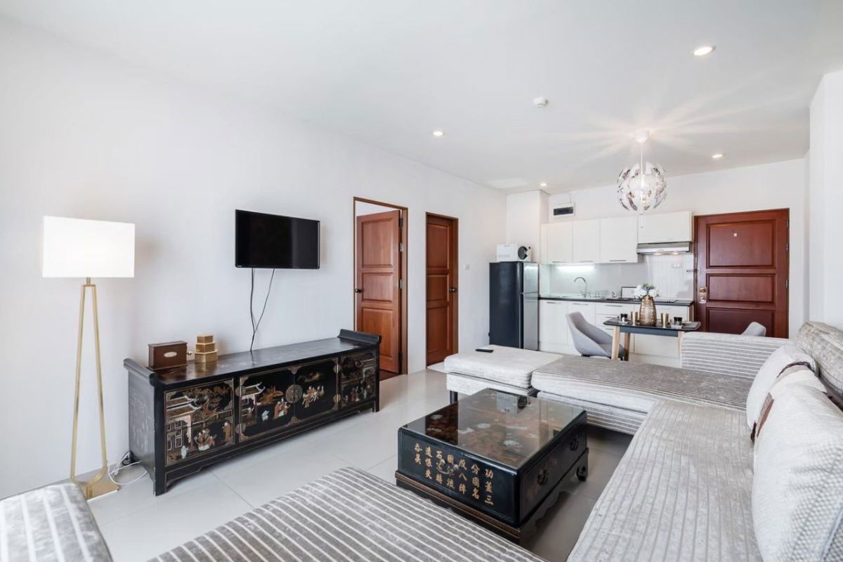 picture ✨ Luxurious city room Price 18,900 baht/month 📍 Near MRT Huai Khwang, Fully Furnished, ready to move in - 8/25