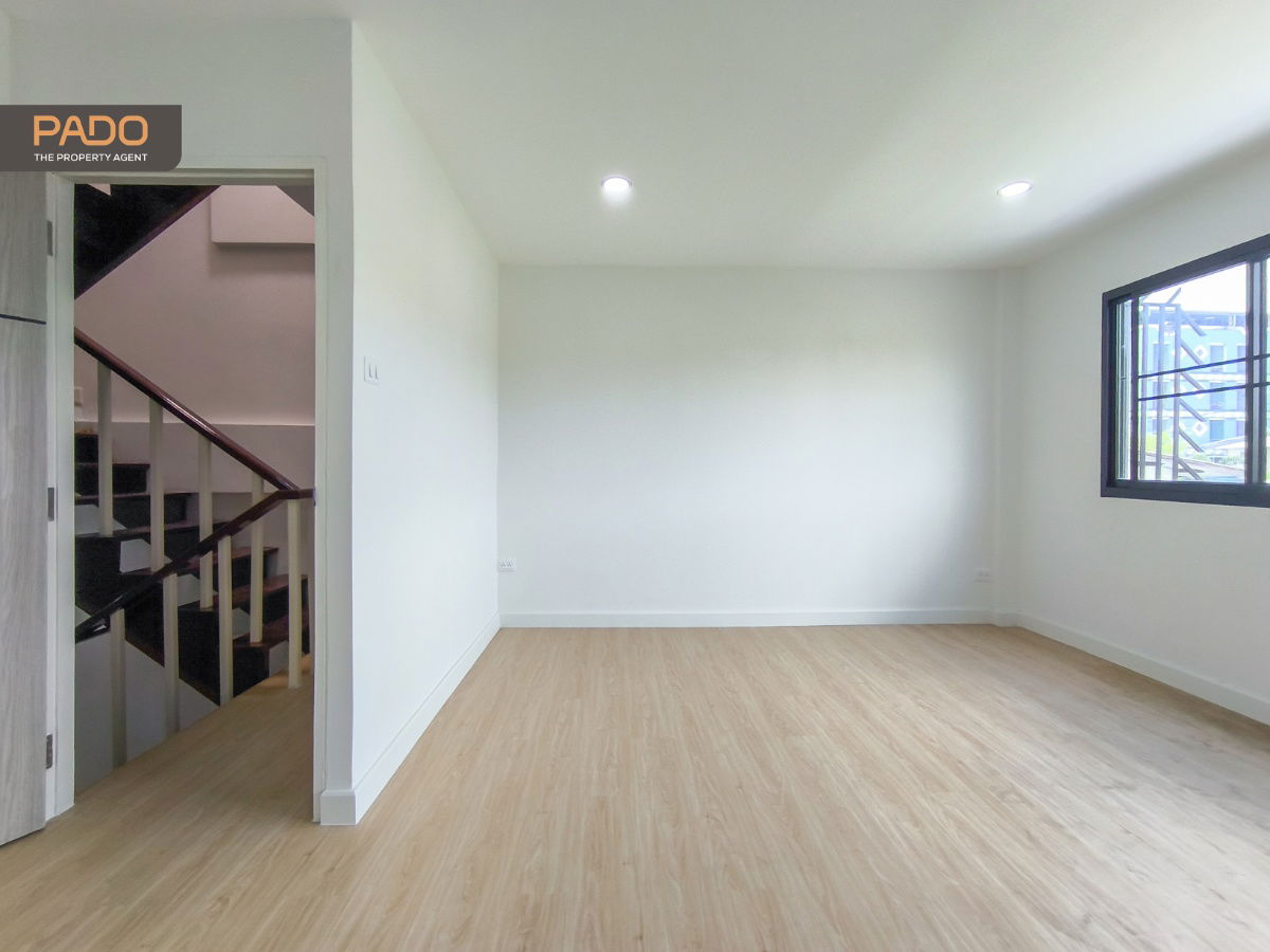 picture Townhome for Sale, 3.5 Storeys, Tiwanon 43 (Nonthaburi) with spacious layout, just 9 mins walk to MRT Pink Line. Only 3.89 MB - 16/24
