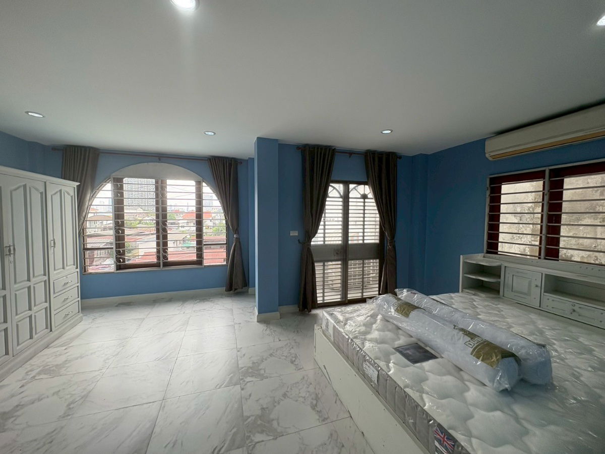 picture 4-story corner townhome for sale in Sikarin Phetkasem Soi 10. Conveniently located near Phetkasem-Tha Phra . 31.5 square wah. - 14/20