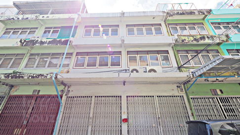 Shophouse for Sale 2 Units connect on Sathupradit Road. 28 sq.w. Suitable for home office. For sale only 11.5 MB. 