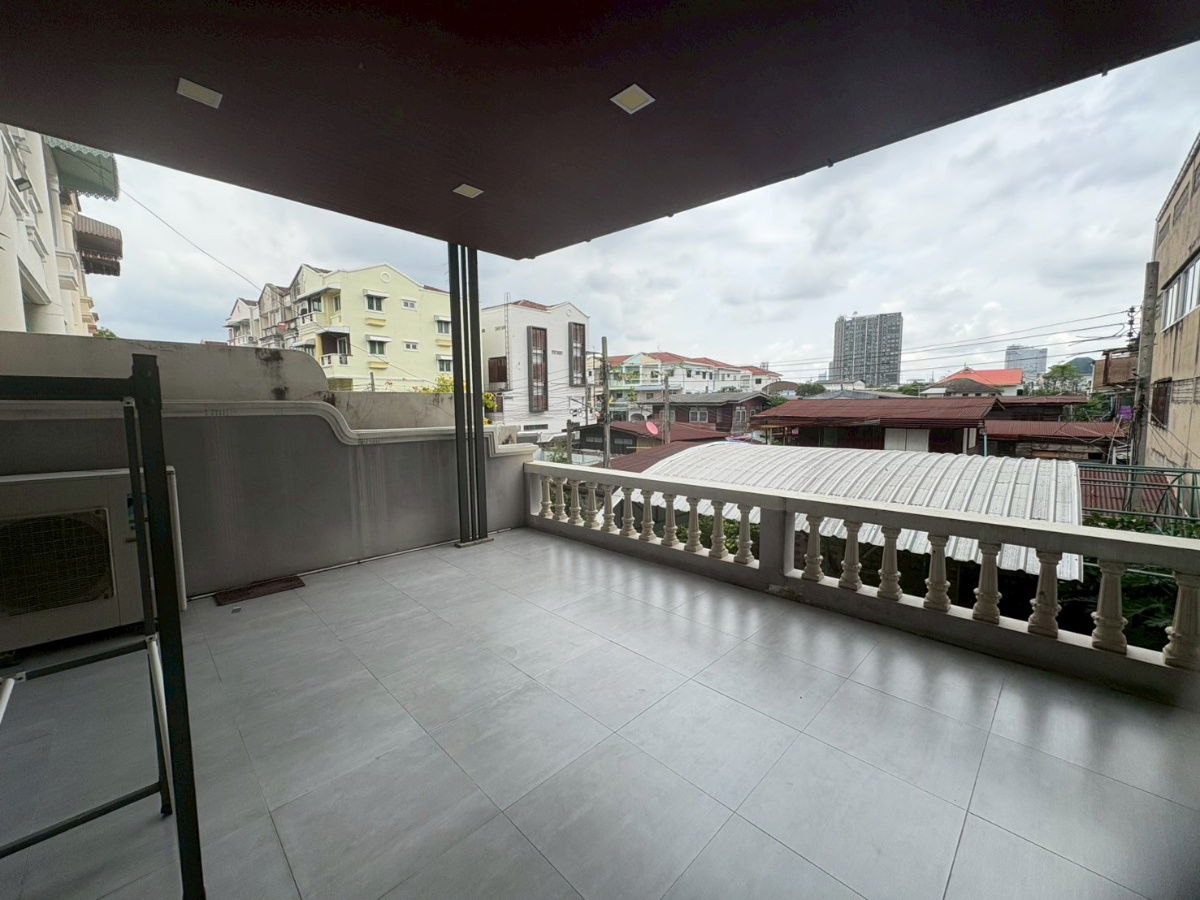 picture 4-story corner townhome for sale in Sikarin Phetkasem Soi 10. Conveniently located near Phetkasem-Tha Phra . 31.5 square wah. - 9/20
