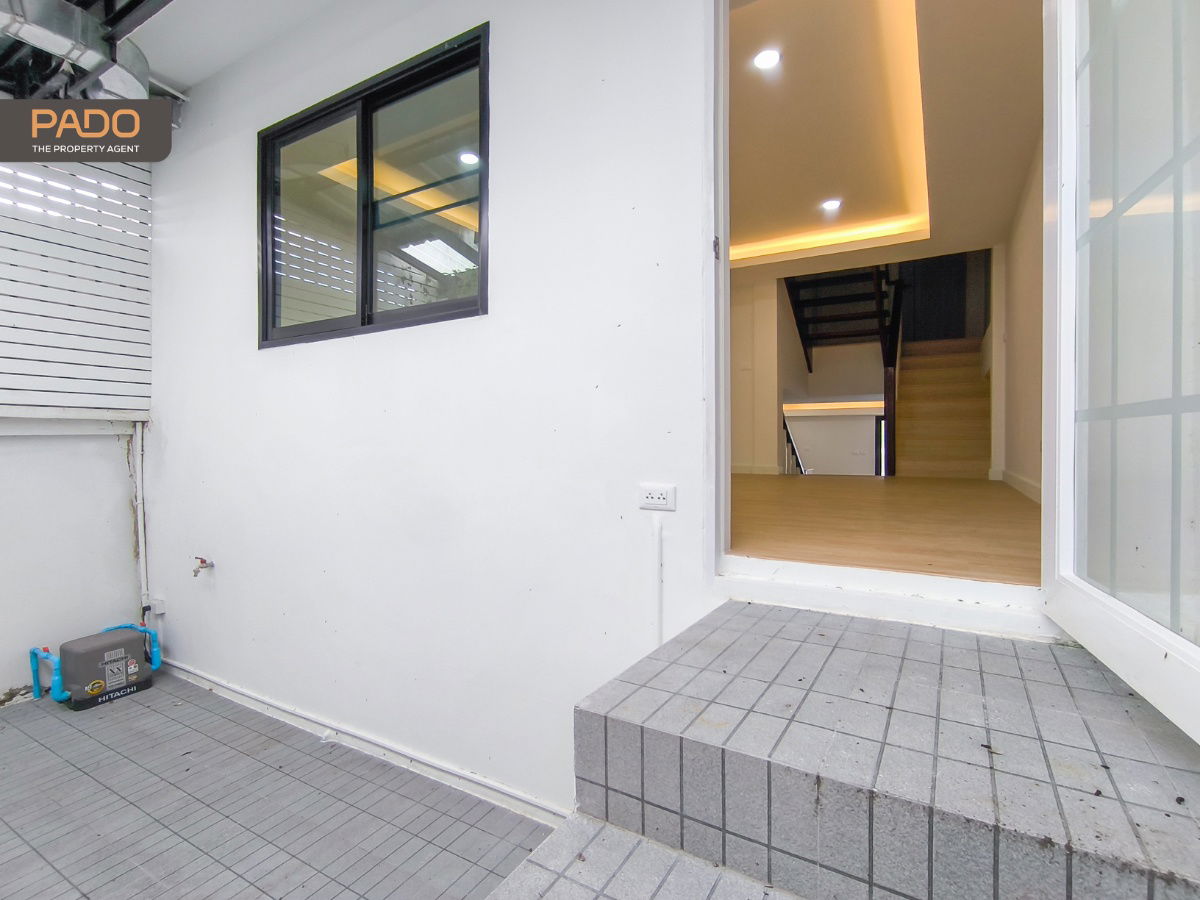 picture Townhome for Sale, 3.5 Storeys, Tiwanon 43 (Nonthaburi) with spacious layout, just 9 mins walk to MRT Pink Line. Only 3.89 MB - 24/24