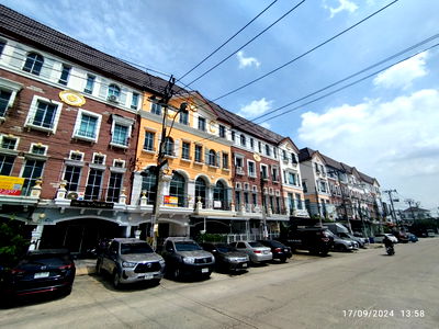 Townhouses for sale : Sell Townhouse 21.2 sq.wah, Panya City Square, Panya Inthra Rd., Bangkok