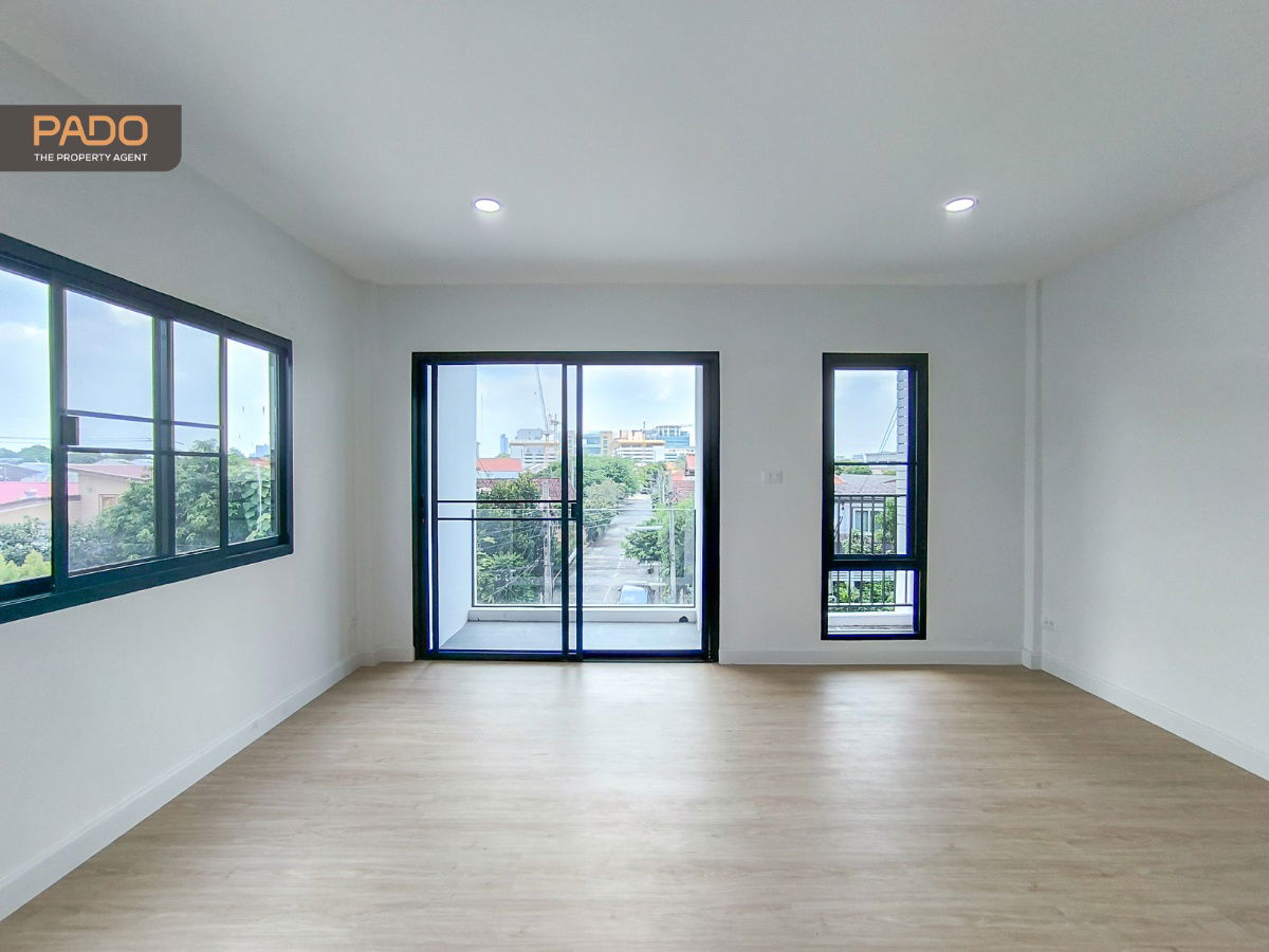 picture Townhome for Sale, 3.5 Storeys, Tiwanon 43 (Nonthaburi) with spacious layout, just 9 mins walk to MRT Pink Line. Only 3.89 MB - 21/24