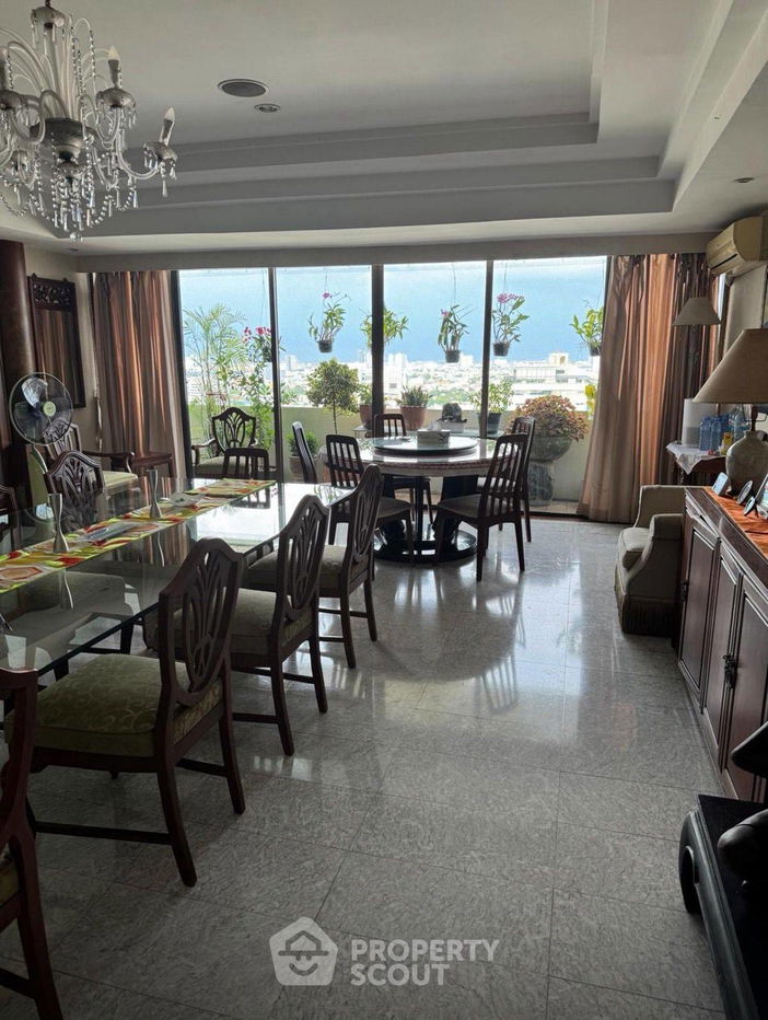 picture 5-BR Condo at Oriental Towers Condominium near BTS Ekkamai (ID 2309238) - 2/12