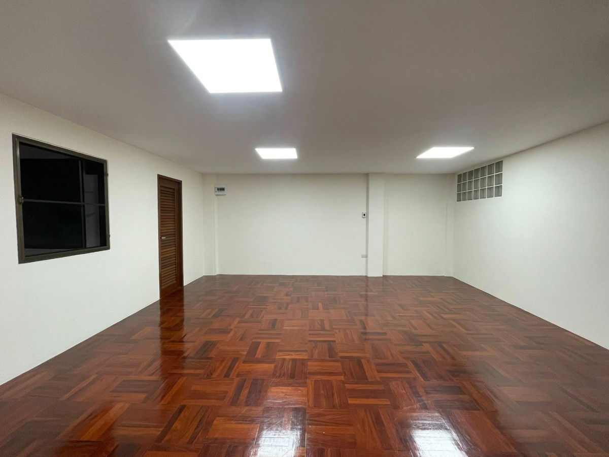 picture 🎨✨ Creative Studio Space for Rent – 37 sq.m. near BTS Krung Thon Buri (only 350 meters) - 1/4