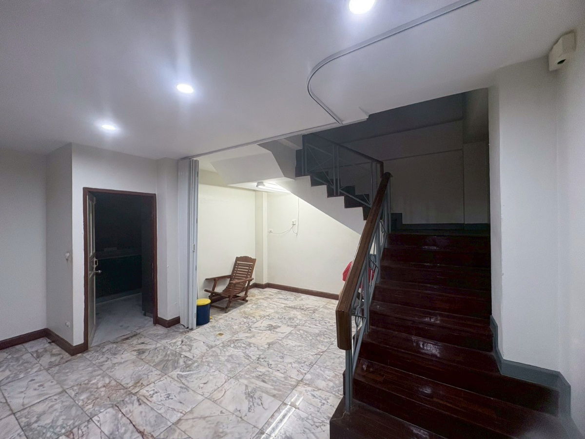 picture 4-story corner townhome for sale in Sikarin Phetkasem Soi 10. Conveniently located near Phetkasem-Tha Phra . 31.5 square wah. - 4/20