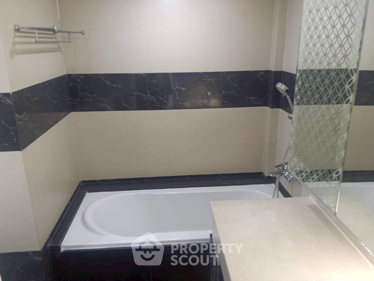 picture 2-BR Condo at Baan Suanpetch Condominium near BTS Phrom Phong (ID 2281582) - 23/26