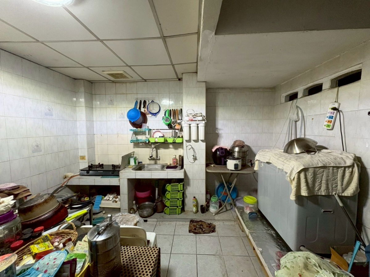 picture 2-story townhouse for sale in Chin Khet – Ngamwongwan 47. "This one comes up rarely, don't miss it!" — This prime location, affordable price,  - 5/7