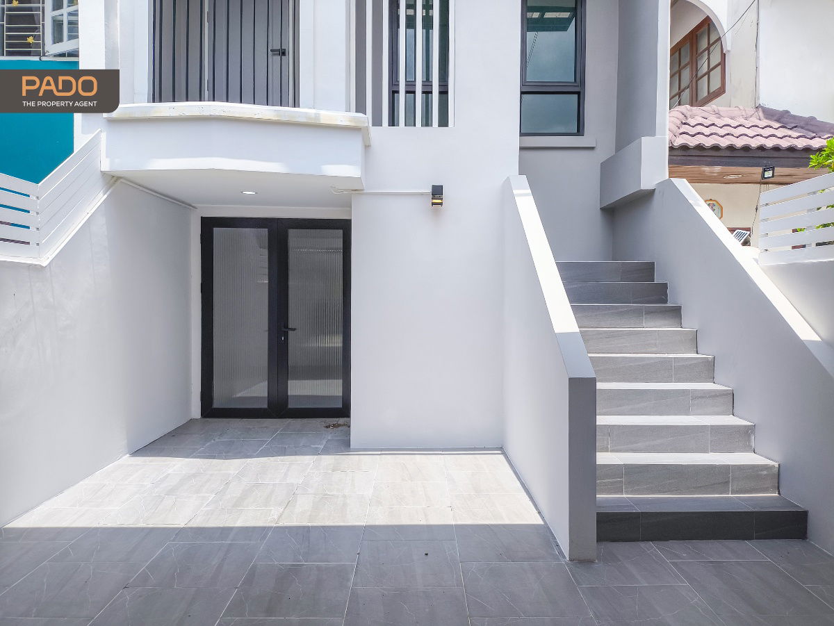 picture Townhome for Sale, 3.5 Storeys, Tiwanon 43 (Nonthaburi) with spacious layout, just 9 mins walk to MRT Pink Line. Only 3.89 MB - 2/24