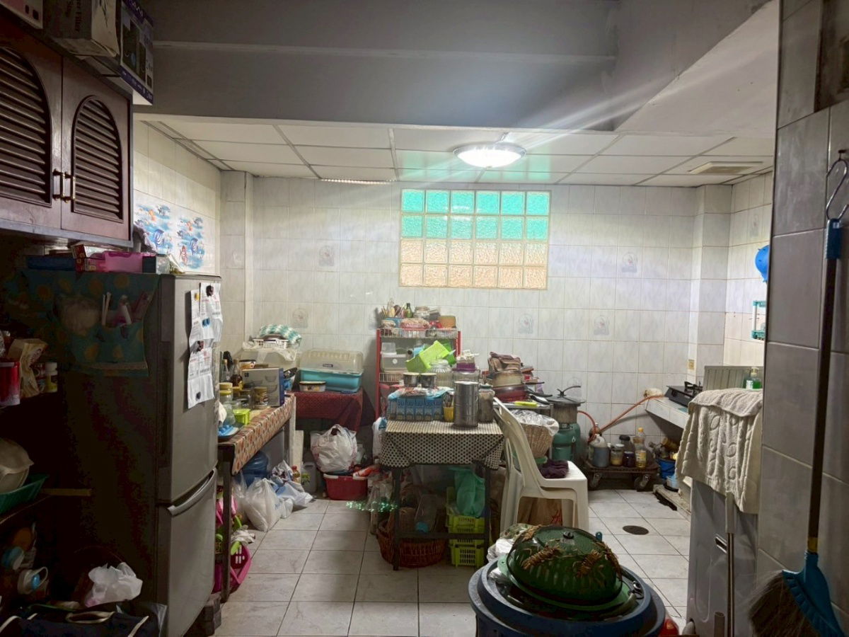 picture 2-story townhouse for sale in Chin Khet – Ngamwongwan 47. "This one comes up rarely, don't miss it!" — This prime location, affordable price,  - 4/7