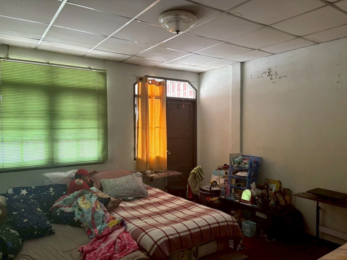 picture 2-story townhouse for sale in Chin Khet – Ngamwongwan 47. "This one comes up rarely, don't miss it!" — This prime location, affordable price,  - 6/7