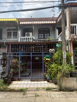 2-story townhouse for sale in Chin Khet – Ngamwongwan 47. "This one comes up rarely, don't miss it!" — This prime location, affordable price, 