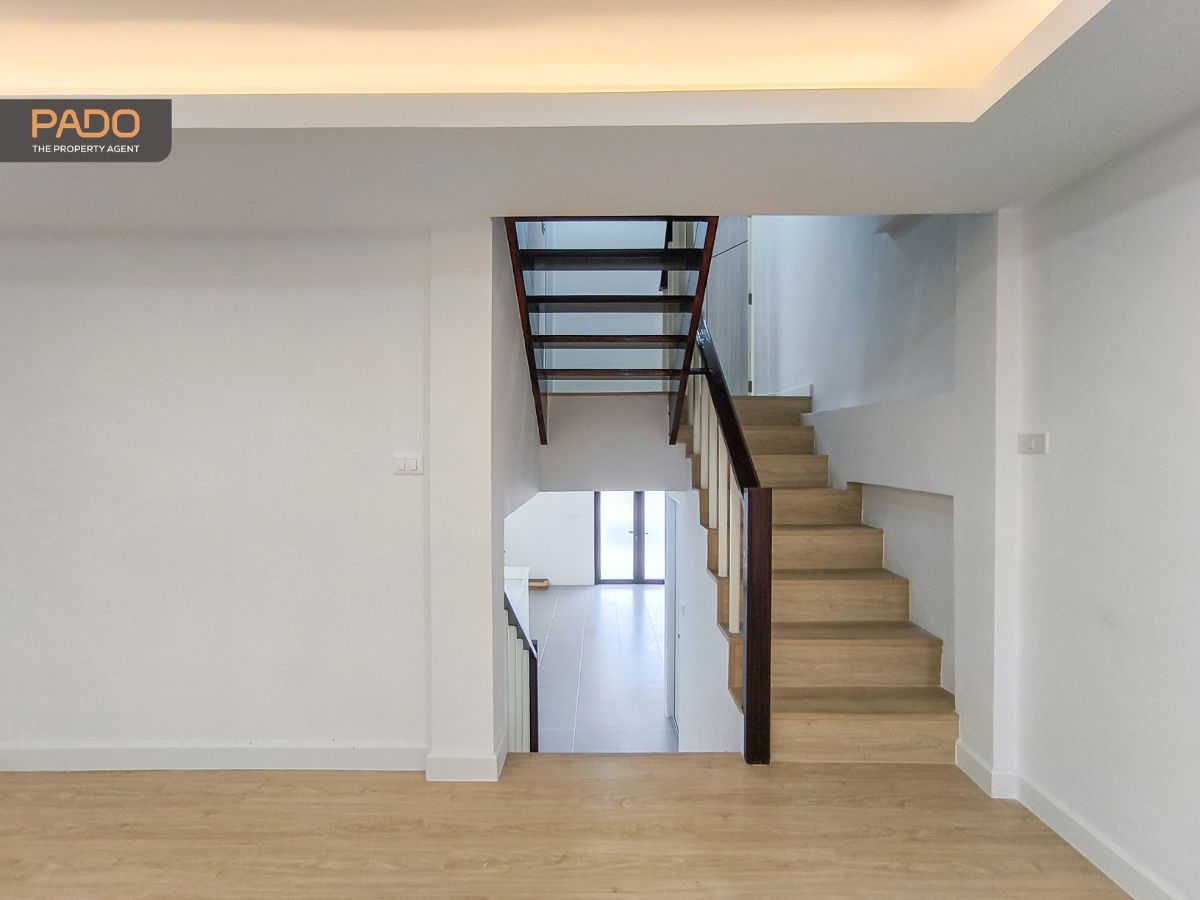 picture Townhome for Sale, 3.5 Storeys, Tiwanon 43 (Nonthaburi) with spacious layout, just 9 mins walk to MRT Pink Line. Only 3.89 MB - 11/24