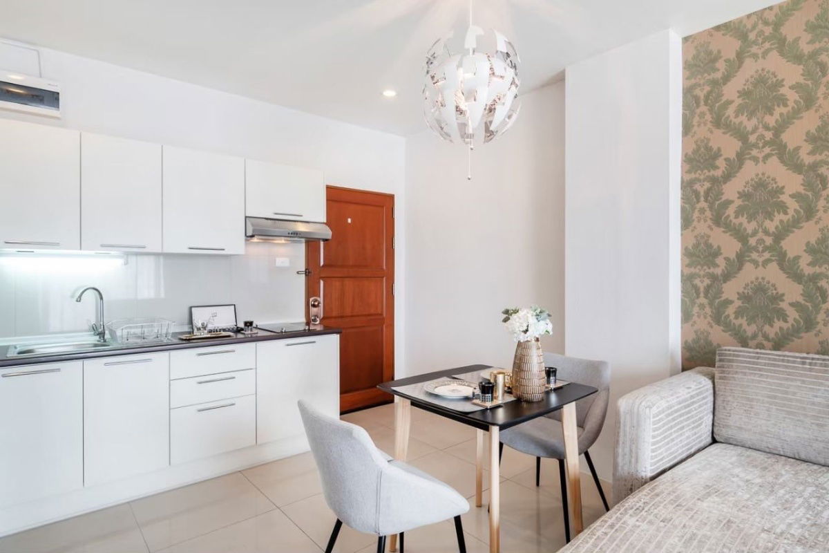 picture ✨ Luxurious city room Price 18,900 baht/month 📍 Near MRT Huai Khwang, Fully Furnished, ready to move in - 10/25