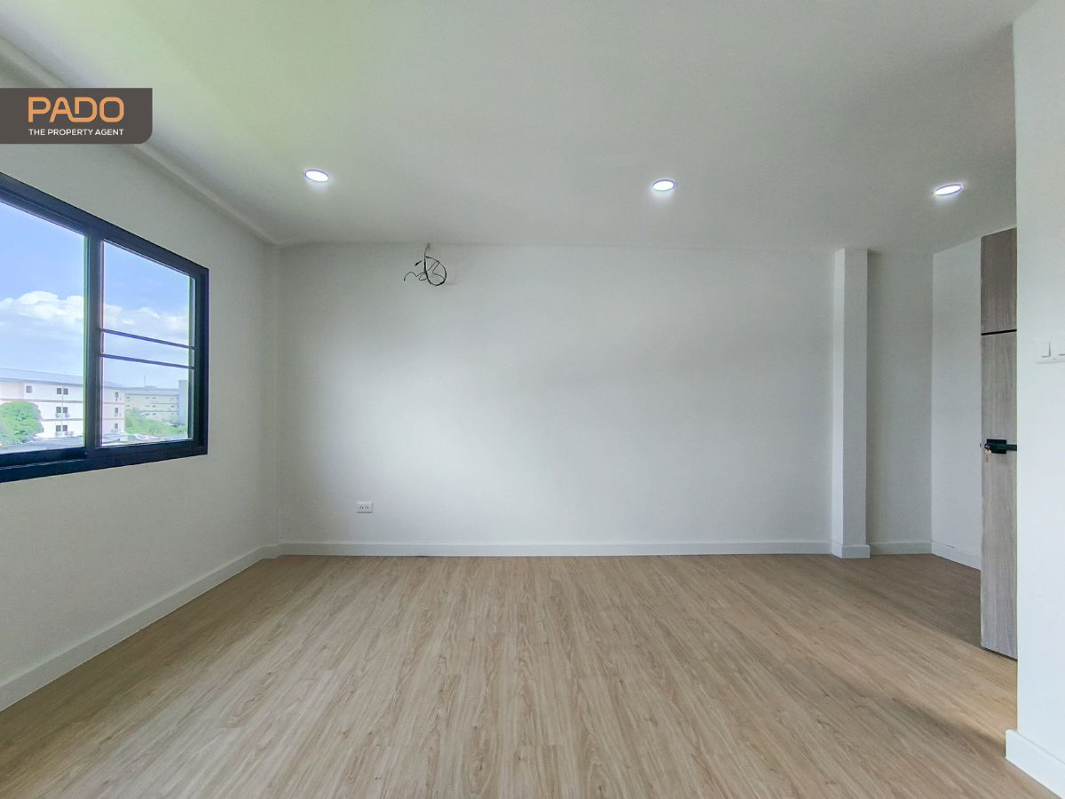 picture Townhome for Sale, 3.5 Storeys, Tiwanon 43 (Nonthaburi) with spacious layout, just 9 mins walk to MRT Pink Line. Only 3.89 MB - 17/24