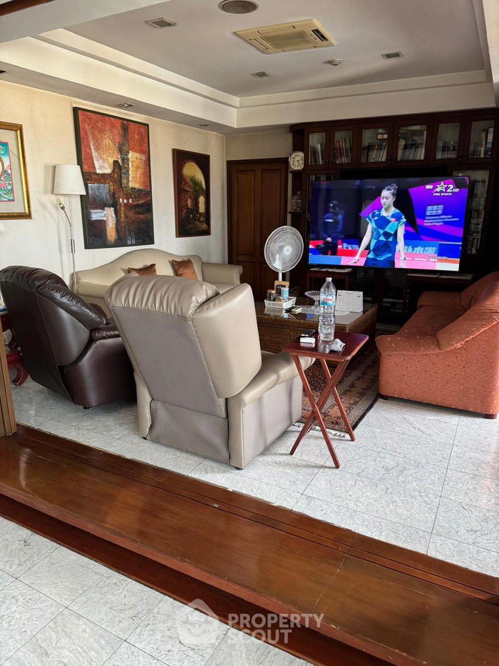 picture 5-BR Condo at Oriental Towers Condominium near BTS Ekkamai (ID 2309238) - 4/12