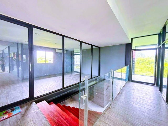 picture MRT SriBearing SriLasalle 1.2km. Large office space for rent 255sq.wa. 1,005sq. m. Makro Srinakarin - 3/8