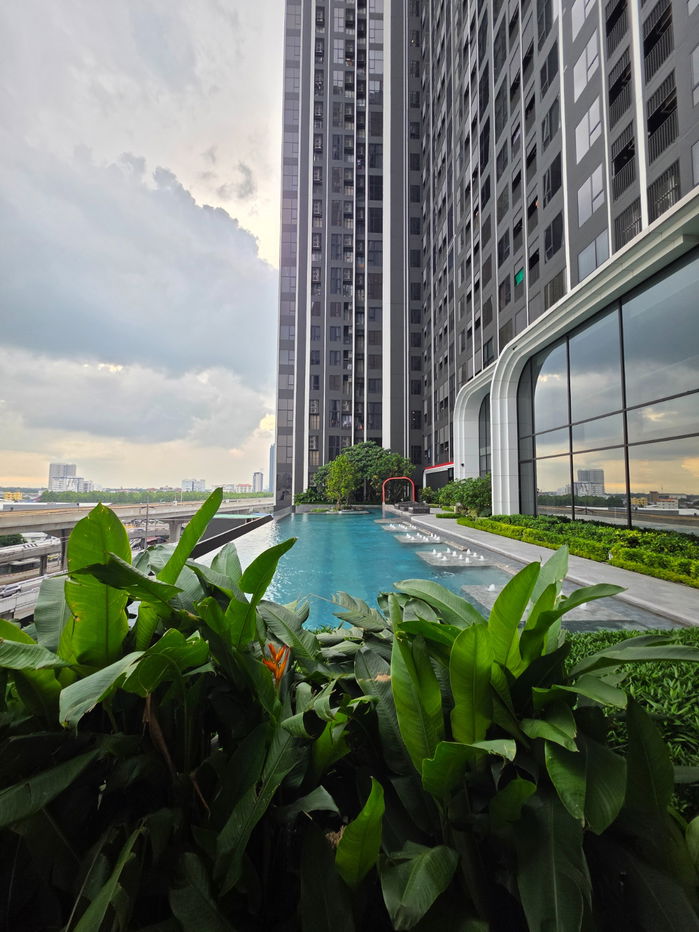 picture 🔥 Hot Deal! Corner condo near MRT Yaek Nonthaburi 1 – high ceiling, spacious, pool view, same floor as facilities. Special price only 3.99 MB! - 13/30