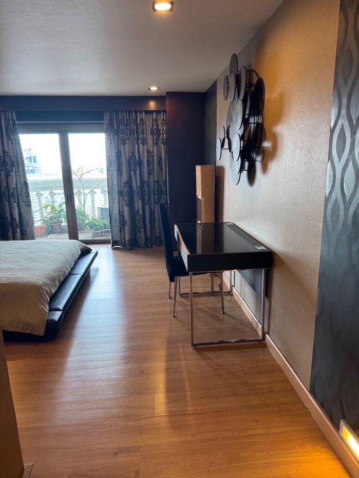 picture State Tower for rent, beautiful, high floor, ready to move in, river view, near BTS Saphan Taksin. Interested, add Line @841qqlnr - 2/16