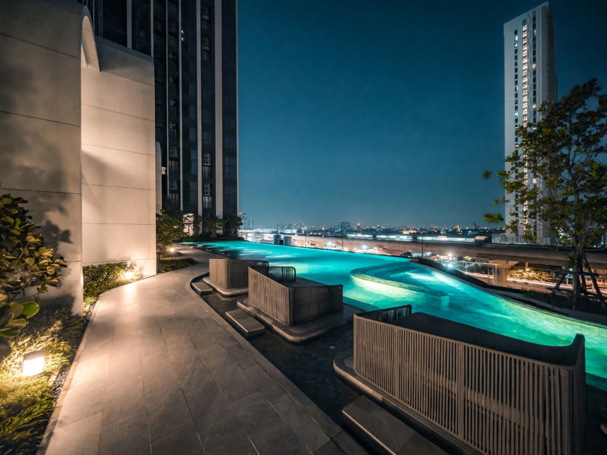 picture 🔥 Hot Deal! Corner condo near MRT Yaek Nonthaburi 1 – high ceiling, spacious, pool view, same floor as facilities. Special price only 3.99 MB! - 18/30
