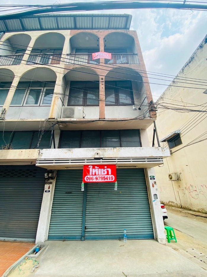 picture For sale: 20 sq.w. corner row house on Ngamwongwan Road, Soi 7. - 2/4