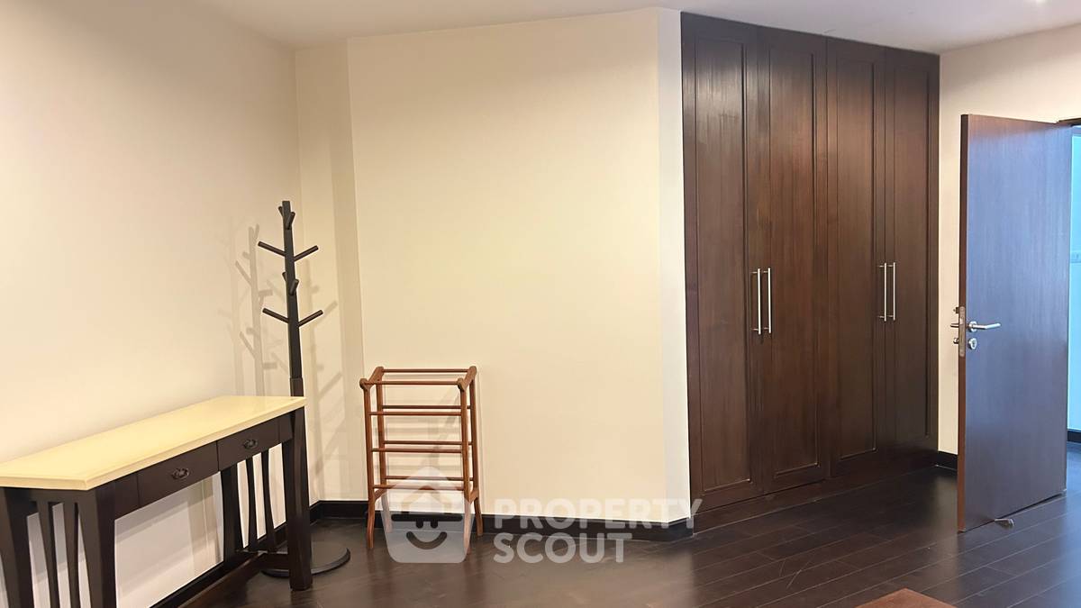 picture 2-BR Condo at Sathorn Gardens near MRT Si Lom (ID 2218532) - 9/13