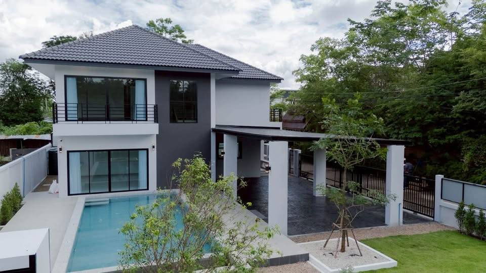 รูป ขายบ้านเดี่ยวพูลวิลล่า 2 ชั้น พร้อมสระว่ายน้ำระบบเกลือ พิกัดสันกลาง-เชียงใหม่ ไม่มีค่าส่วนกลาง T.0946511456 - รูปที่ 1/15