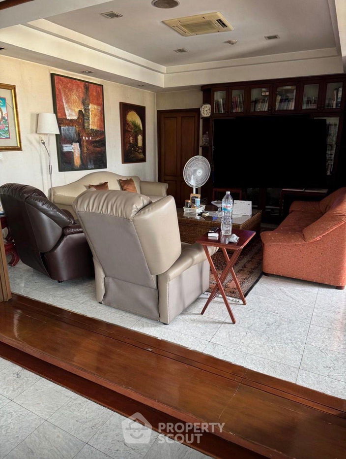 picture 4-BR Condo at Oriental Towers Condominium near BTS Ekkamai (ID 2308587) - 4/8