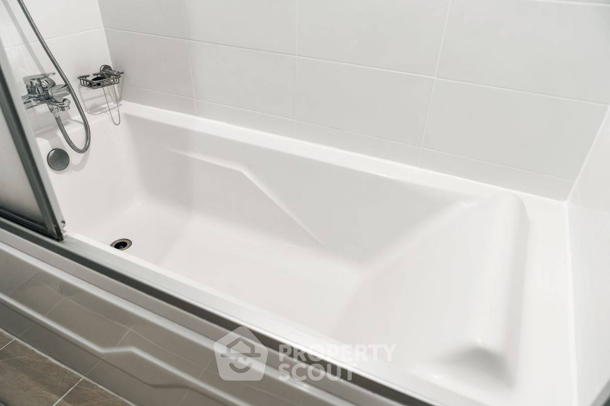 picture 1-BR Condo at Lumpini Place Rama 9–Ratchada near MRT Phra Ram 9 (ID 2308502) - 25/32