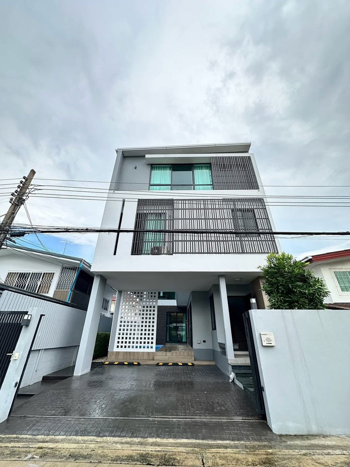 picture 📣📣 Single house for rent on Sukhumvit 71 4 Bedrooms with Private swimming pool - 1/15