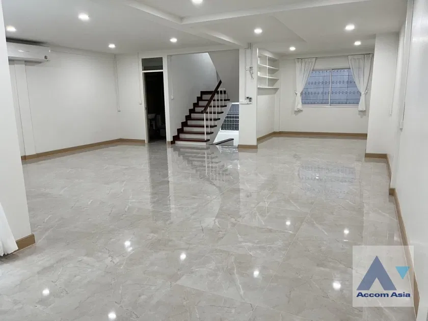picture 🔼🔽 AccomA 📩 Home Office 4 BR Townhouse in Khlong Toei Nuea (AA37501) - 2/12