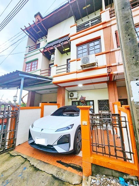 picture Nawamin 131-141 4bed 7-Eleven the lawn 2a/c opposite Lotus Thai Watsadu 3-story townhouse 11,999B- - 1/8