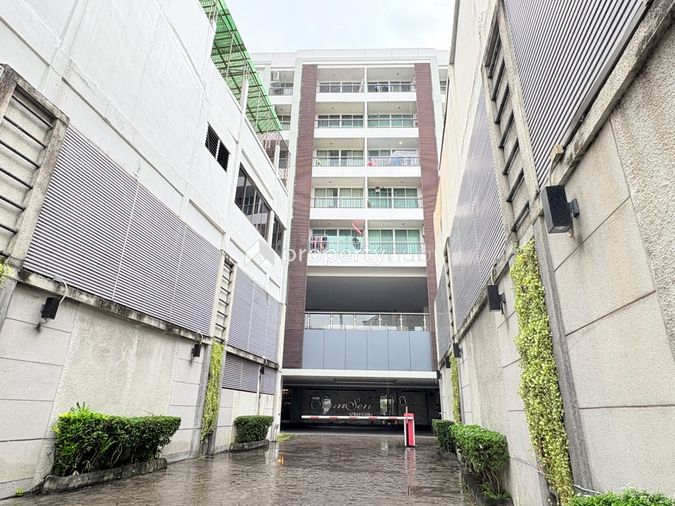 Baan Samsen Condominium