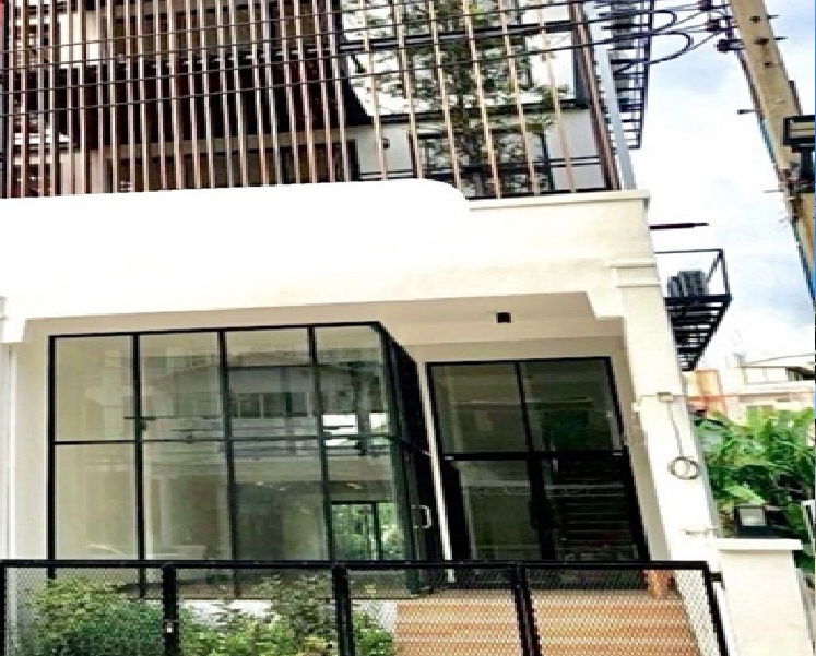 รูป ให้เช่า ทาวน์โฮม 4.5 ชั้น เหมาะเป็นสำนักงาน Renovate ใหม่ทั้งตึก แอร์ 9 เครื่อง ซอยสุขุมวิท 62  - รูปที่ 1/10