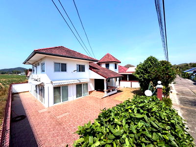 บ้านเดี่ยว สัตหีบ ชลบุรี : ขายบ้านเดี่ยว 2 ชั้น 90 ตรว. 5 ห้องนอน หมู่บ้านจันทร์หอม (เขาบายศรี–เขาชีจรรย์) ต.พลูตาหลวง อ.สัตหีบ ชลบุรี