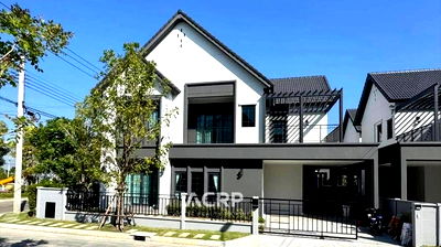 Houses for rent Bang Plee Samut Prakarn : For rent: 2-story detached house in Centro Bangna Phase 2. Corner plot with garden access. Full