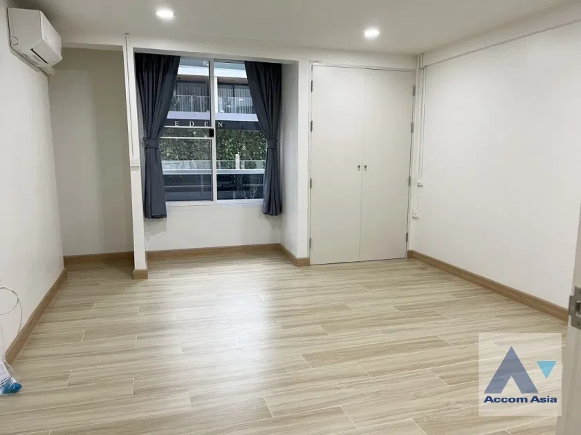 picture 🔼🔽 AccomA 📩 Home Office 4 BR Townhouse in Khlong Toei Nuea (AA37501) - 9/12