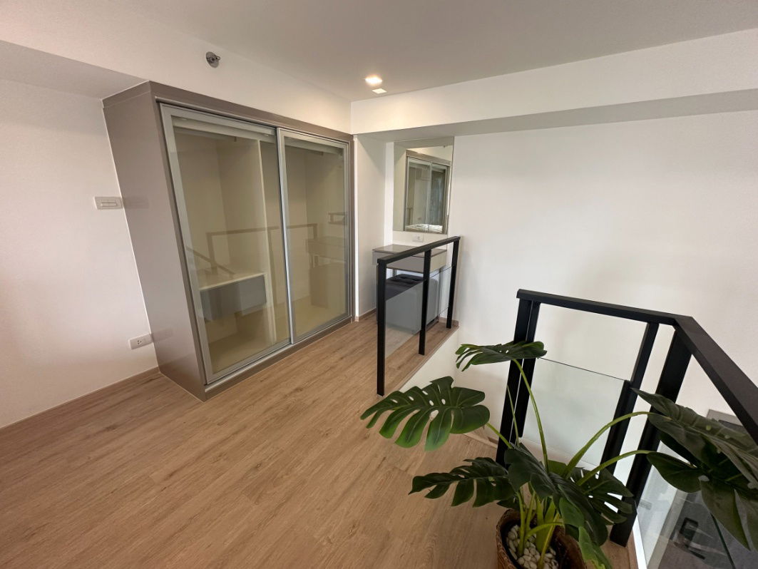 picture Fully furnished duplex  room for rent , near ARL and MRT Huamak station - 11/15