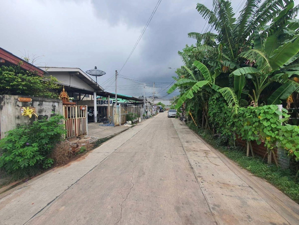 picture  Land for Sale – Setthakit Village  Located near The Mall Bangkae (Phetkasem Road) Land Size: 200 sq.wah (800 sq.m)  Vacant land – ready to build - 4/5