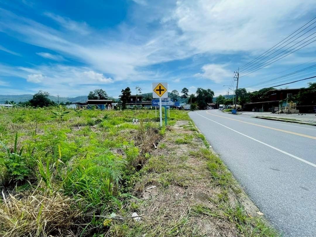 picture For sale or purchase of land in Huabon, Sriracha, 6-01-05 rai / 3-03-09 rai, suitable for a housing project or commercial building. Line ID: @951qfbfi - 6/8