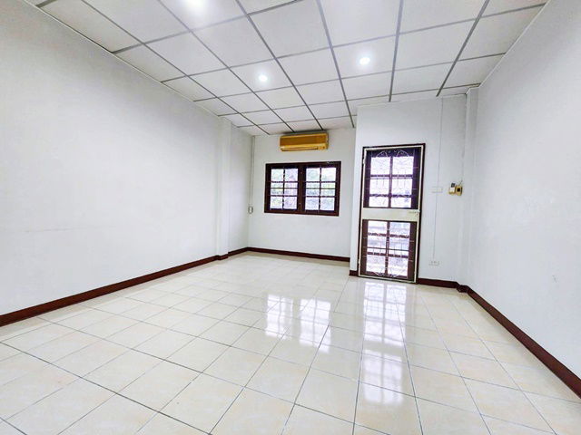 picture Nawamin 131-141 4bed 7-Eleven the lawn 2a/c opposite Lotus Thai Watsadu 3-story townhouse 11,999B- - 4/8