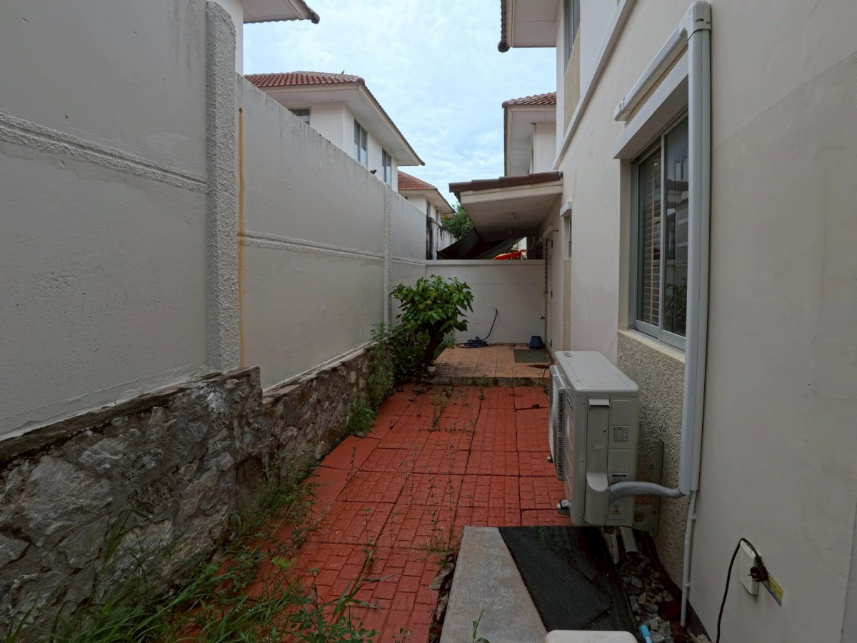 picture Rare semi-detached house in the heart of Takhian Tia. Baan Klang Suan, Rong-Po, Bang Lamung, Chon Buri. - 15/19
