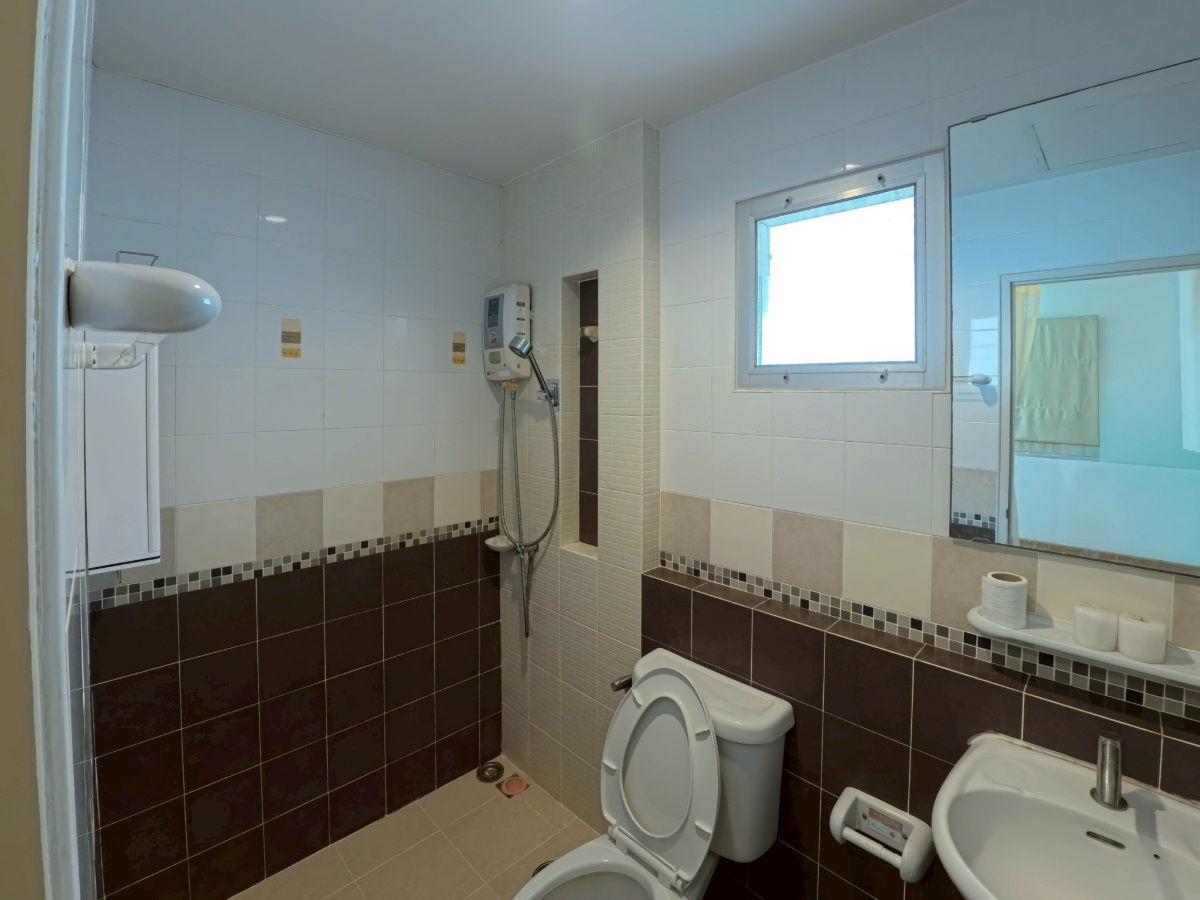 picture Rare semi-detached house in the heart of Takhian Tia. Baan Klang Suan, Rong-Po, Bang Lamung, Chon Buri. - 4/19