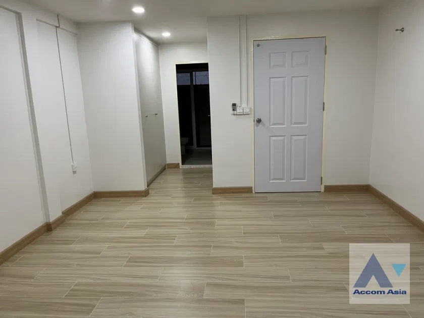 picture 🔼🔽 AccomA 📩 Home Office 4 BR Townhouse in Khlong Toei Nuea (AA37501) - 8/12