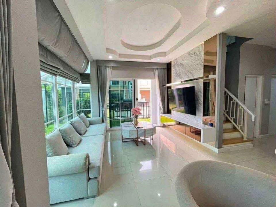 รูป ✨🏡  บ้านหรูหลังริม ทิศเหนือ แกรนดิโอ วงแหวน – รามอินทรา 🌿 บรรยากาศเงียบสงบ 💰 ค่าเช่าเพียง 80,000 บาท/เดือน  📍 ทำเลศักยภาพ 🚗💨  ใกล้ทางด่วน - รูปที่ 4/17