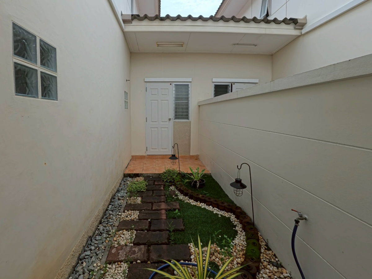 picture Rare semi-detached house in the heart of Takhian Tia. Baan Klang Suan, Rong-Po, Bang Lamung, Chon Buri. - 14/19