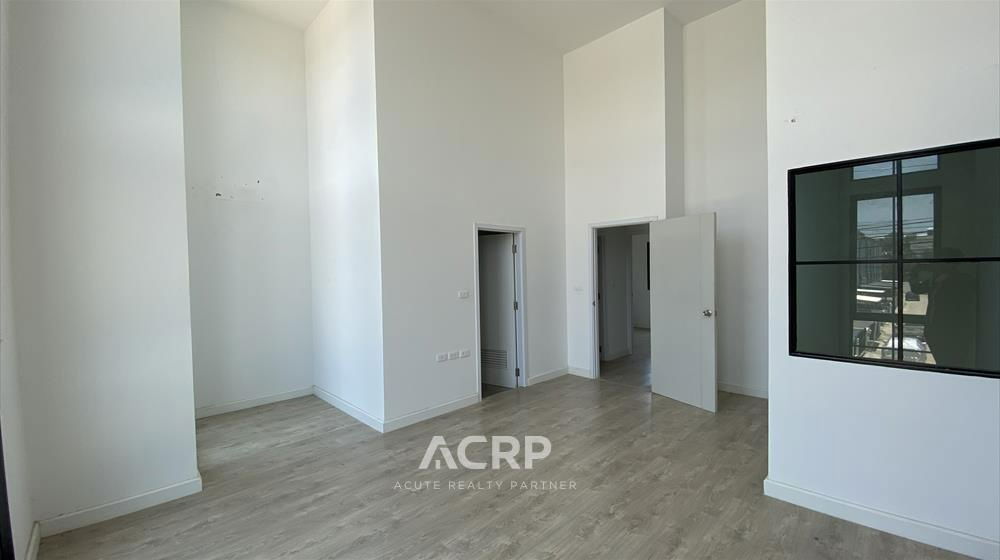 picture Modern Loft-Style 2-Storey Townhome for Sale – Chewa Home Pracha Uthit - 11/20