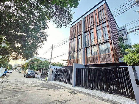 รูป ขายบ้านแฝด 3.5 ชั้น พร้อมสระว่ายน้ำ พระราม 9 ซอย 51 ใกล้เดอะไนน์ พระราม9 รีโนเวทพร้อมอยู่ - รูปที่ 1/8